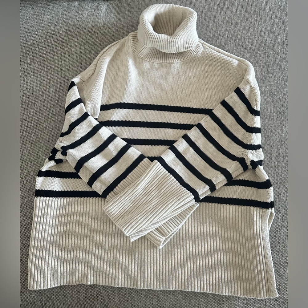 GAP sweater white and black long neck Size XS